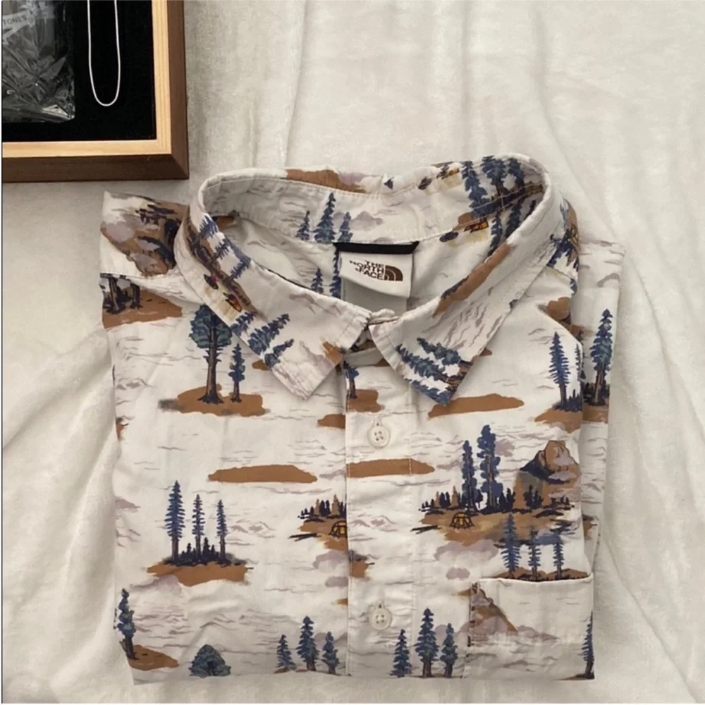 THE NORTH FACE Short-Sleeve Button-Up Shirt in White with Blue & Brown Print